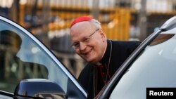 Кардинал Петер Ердо сідає в автомобіль у Ватикані після смерті папи Франциска, Рим, Італія, 22 квітня 2025 року