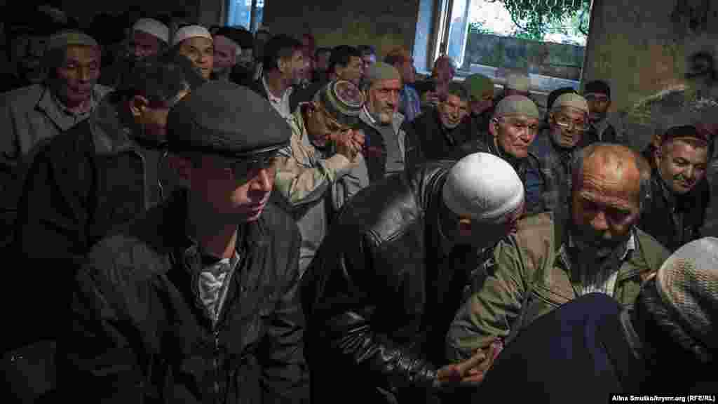 В Бахчисарае в доме похищенного Эрвина Ибрагимова прошел дау – коллективный молебен. На него собрались более 200 человек со всего Крыма. За дуа пришла понаблюдать и местная полиция. 24 мая 2017 года.