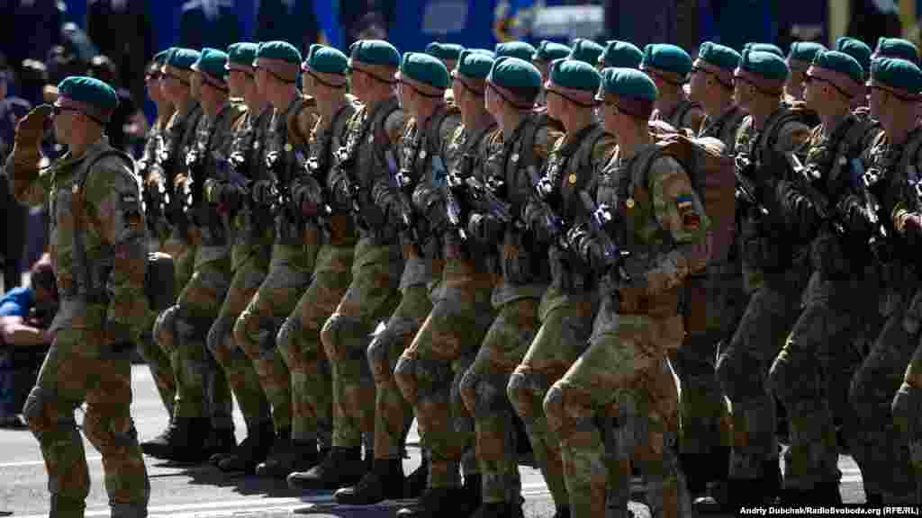 Далі крокували різні підрозділи ЗСУ та силових структур. На фото – морські піхотинці