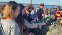 Петрозаводск. Возложение цветов в память о погибших в Казани Петрозаводск. Возложение цветов в память о погибших в Казани