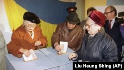 Під час голосування на Всеукраїнському референдумі за незалежність України та президентських виборах. Київ, 1 грудня 1991 року