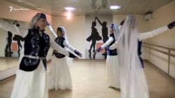 На языке танца: как крымские татары сохраняют свою культуру в Киеве (видео) На языке танца: как крымские татары сохраняют свою культуру в Киеве (видео)