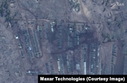 Росія. Танки, вантажівки та інша військова техніка на полігоні Погорово поблизу Воронежа