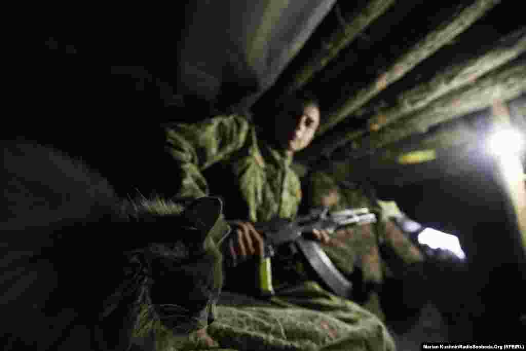 Кіт «Шива» і 20-тирічний солдат «Ден». Хлопець пішов спочатку на строкову службу. Каже, сподобалося, і перевівся уже на контракт в 30-ту ОМБр. Після тримісячних навчань вирушив до зони бойових дій