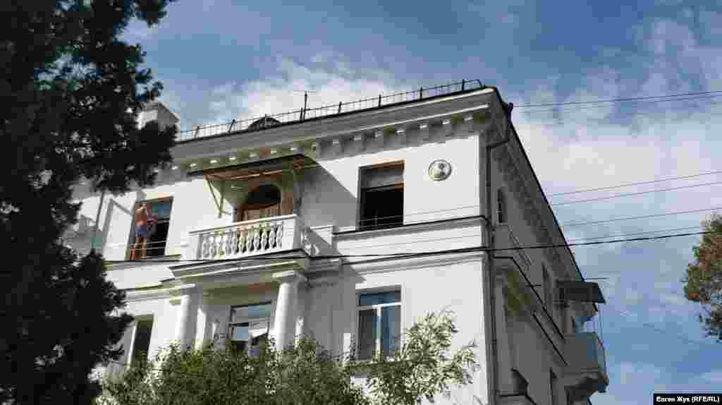 На Корабельной стороне Севастополя многое связано с именем Ивана Дмитриевича Папанина – советского исследователя Арктики, доктора географических наук, контр-адмирала, дважды Героя Советского Союза.  Корреспондент прогулялся по улице Папанина в Севастополе и запечатлел прогулку на фото