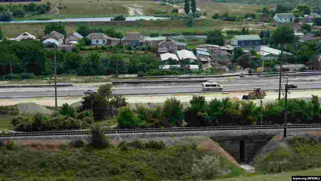 Параллельно «Тавриде» через Приятное Свидание проходит железная дорога от Симферополя до Севастополя