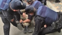 В Одесі затримали керівника одеського «Правого Сектора» після бійки біля Генконсульства Росії (відео) В Одесі затримали керівника одеського «Правого Сектора» після бійки біля Генконсульства Росії (відео)