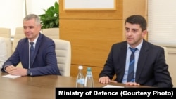 გიორგი ხაინდრავა (მარცხნივ) და ვლადიმერ ღუდუშაური ხვდებიან ერთ-ერთი კომპანიის წარმომადგენლებს. 2024 წლის 12 იანვარი