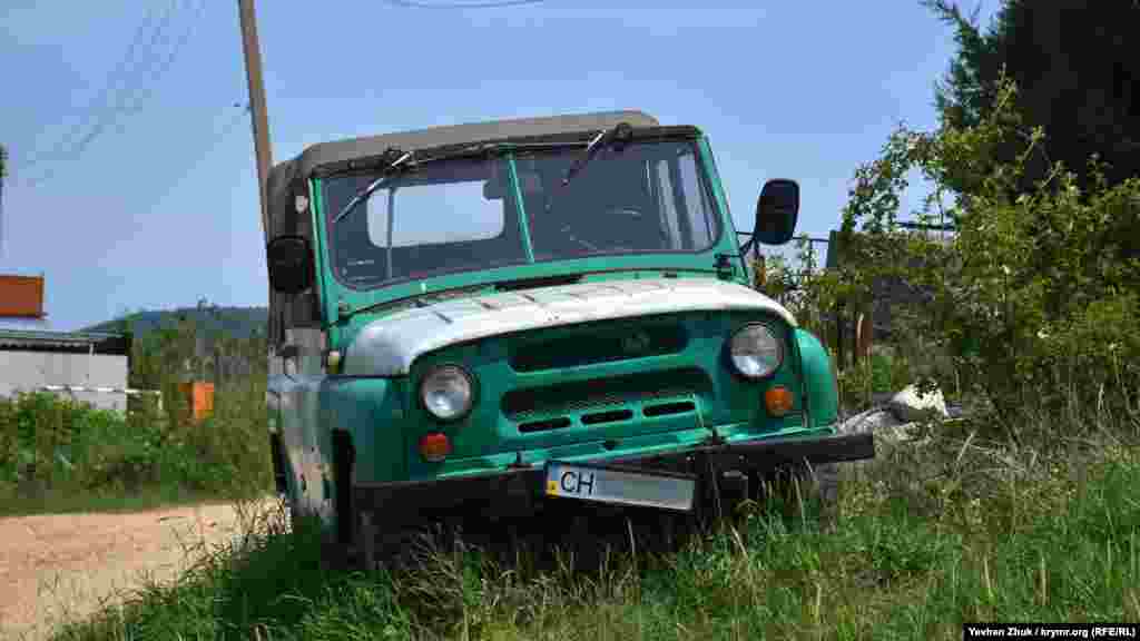 На одной из улиц стоит «УАЗ» с украинскими номерами