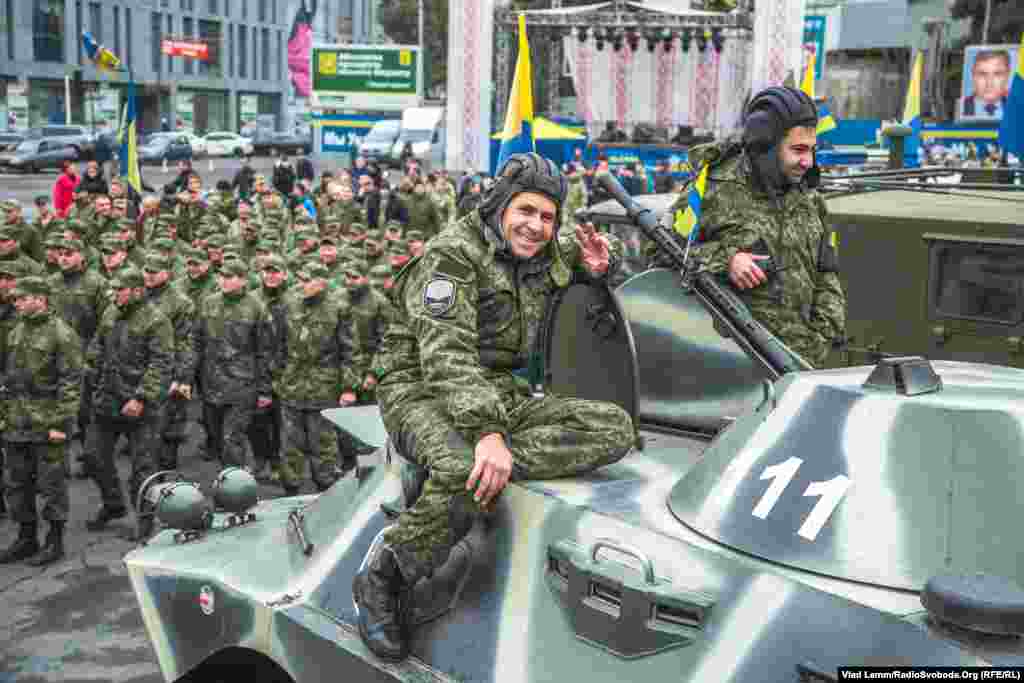 Екіпаж БРДМ-2 охоче спілкуються із журналістами та місцевими жителями