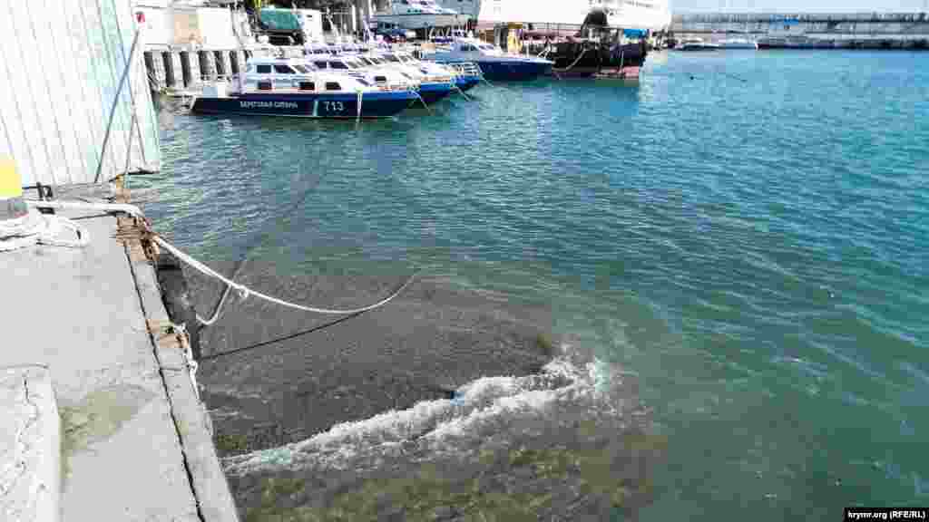 В конце русла Дерекойка прячется под бывший «МакДональдс» и выходит к акватории ялтинского порта