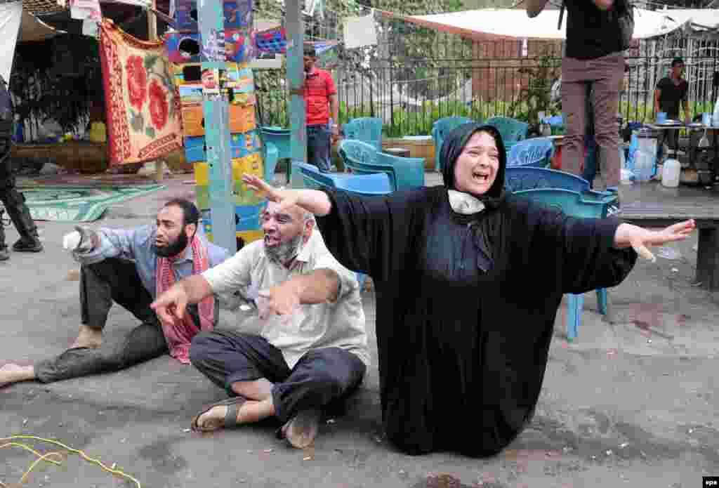 Мешканці одного з наметових таборів під час операції сил безпеки