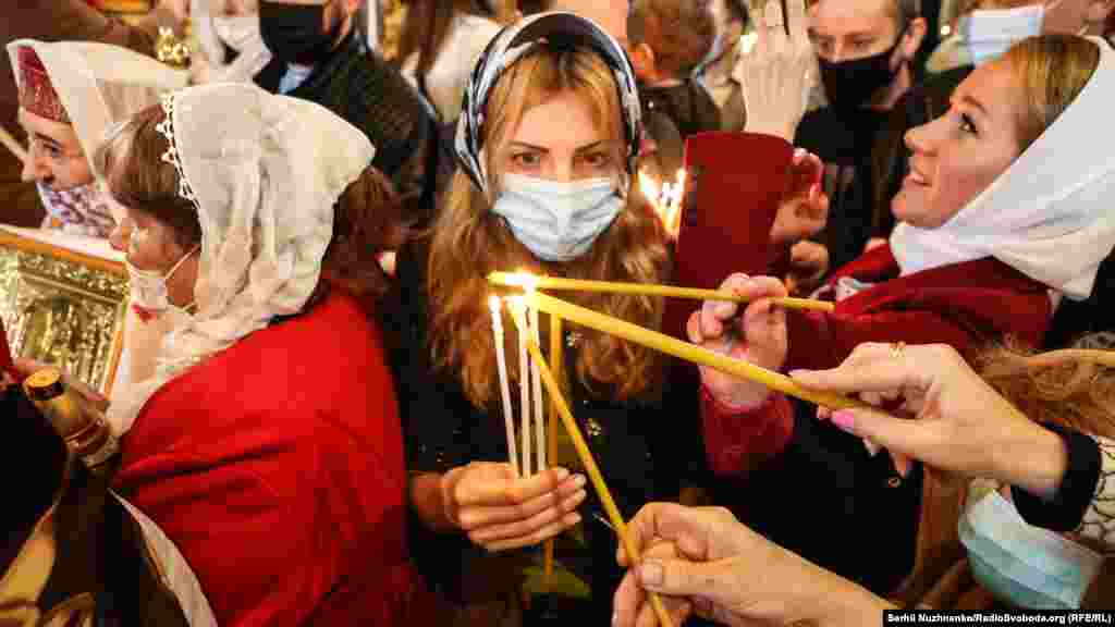 Прихожани Свято-Михайлівського Золотоверхого Собору в Києві зустрічають Благодатний Вогонь (Святе світло) з Єрусалима. Київ, 2 травня 2021 року