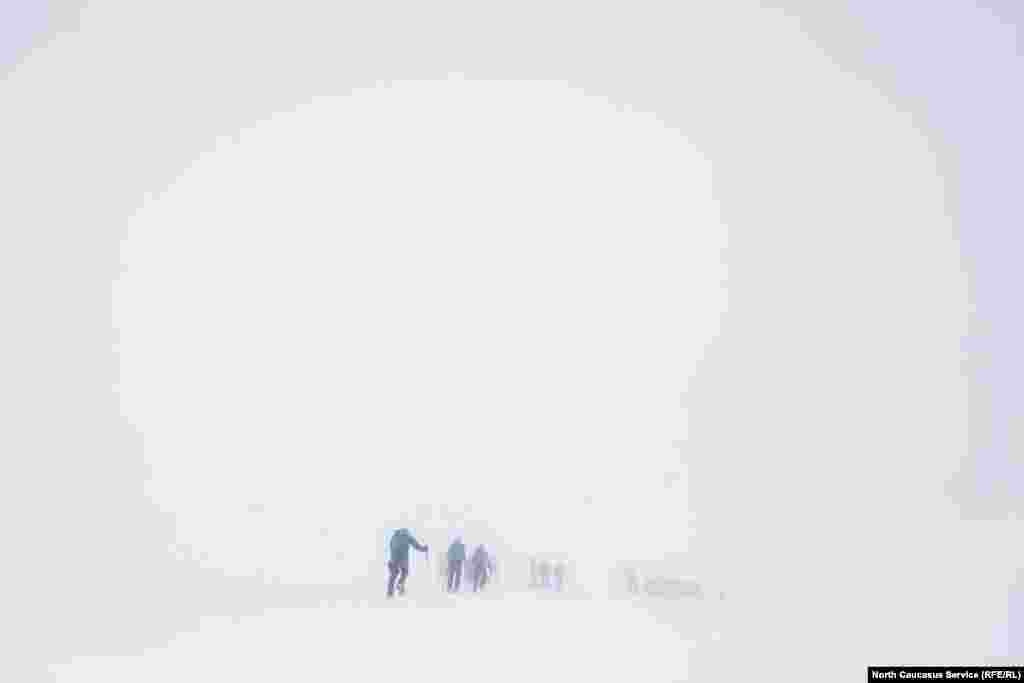 На скалах Пастухова (4600 метров) внезапно началась метель