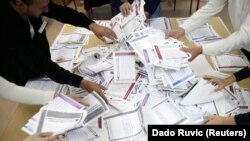 Evropski sud utvrdio je da je Azra Zornić diskriminisana u izbornom procesu zato što se izjašnjava kao građanka BiH a ne kao pripadnica jednog od konstitutivnih naroda - Bošnjaci, Hrvati, Srbi: Foto (brojanje glasačkih listića na izborima u BiH, oktobar 2018)