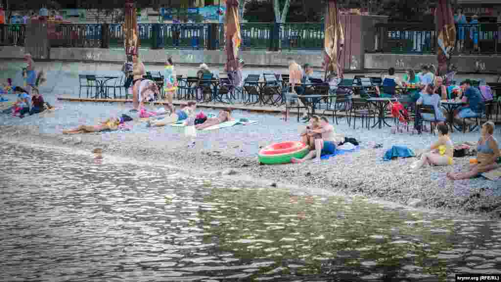 Ось один із нових закладів на дощаному настилі. Центральний пляж Феодосії «Камінці», набережна Десантників