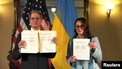 Міністр фінансів США Скотт Бессент і міністерка економіки України Юлія Свириденко під час підписання угоди про створення Інвестиційного фонду відбудови США–Україна