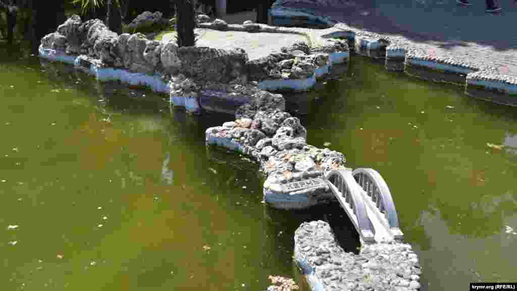 Макет Керченского моста, установленный после российской аннексии Крыма 