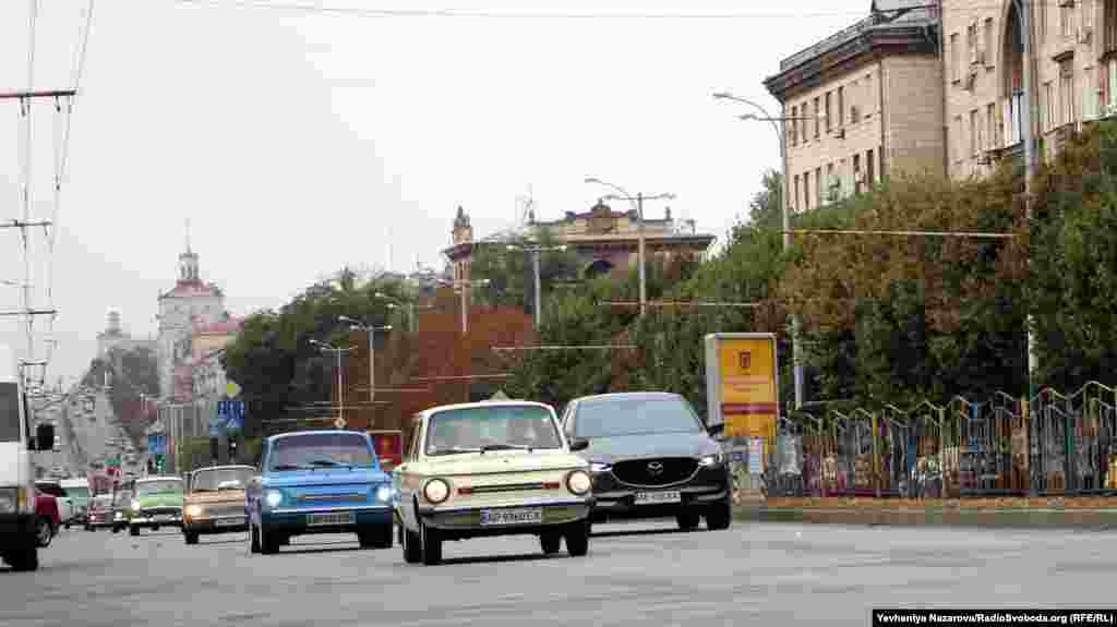 По дорозі власники ретро автомобілів робили зупинки, аби городяни могли роздивитися раритетні «запорожці» та сфотографуватися з ними