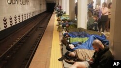 Cetățenii Kievului folosesc stații de metrou pe post de adăpost antiaerian în timpul atacului rusesc cu rachete din 24 aprilie.