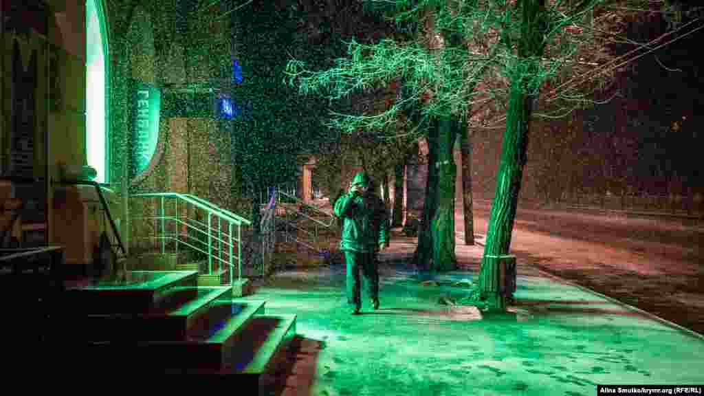 Для полуострова снег – явление нечастое. Корреспонденты Крым.Реалии запечатлели снегопад в Симферополе. Больше фото – по ссылке