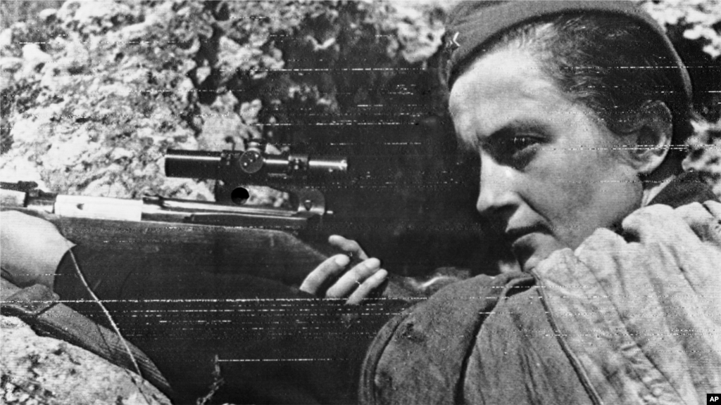 Изображенная на фото украинка Людмила Павличенко – самая успешная в истории женщина-снайпер. Она защищала Одессу и Севастополь, была эвакуирована и отправилась с делегацией молодежи в США и Канаду. Убеждая союзников открыть фронт в Европе, она сказала: «Мне 25 лет, на фронте я успела уничтожить 309 фашистских (нацистских – КР) захватчиков. Не кажется ли вам, джентльмены, что вы слишком долго прячетесь за моей спиной?». По разным данным, до трети защитников Севастополя были украинцами.