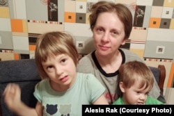 Фото з приватного архіву. Алеся Рак з дітьми під час ув’язнення Андрія