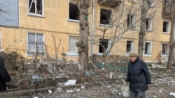 Последствия от атака с дрон срещу жилищна сграда в Николаев