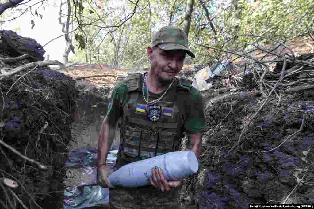 Військовий бригади «Кара-Даг» тримає снаряд калібру 122 міліметри для САУ 2С1 «Гвоздика». Вага такого снаряда – понад 21 кілограм