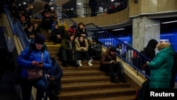 Люди ховаються всередині станції метро під час російської атаки, Київ, 13 грудня 2024 року