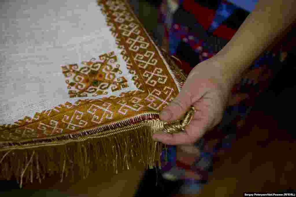 После революции из рук вырывали вышивку, чтобы не слепли. Женщины не вышивали, глаза берегли