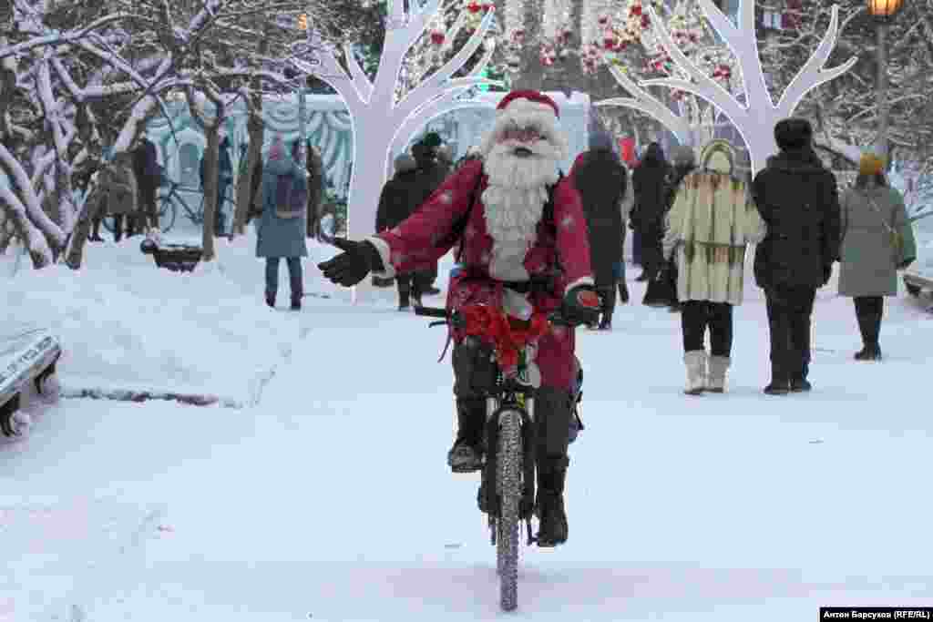 "Никакой особенной подготовки велосипеда не требуется. Главное – шипованные покрышки, которые отлично держат даже на таком льду, как сегодня. По возможности нужно обзавестись мембранной спортивной одеждой, которая отводит влагу. Это к  вопросу, холодно ли кататься зимой. До 20 градусов мороза передвижение вполне комфортное. Если температура ниже, то выезжать не советую, это может повредить системе переключения передач", – рассказал Сибирь.Реалии один из активистов Дмитрий Байков.