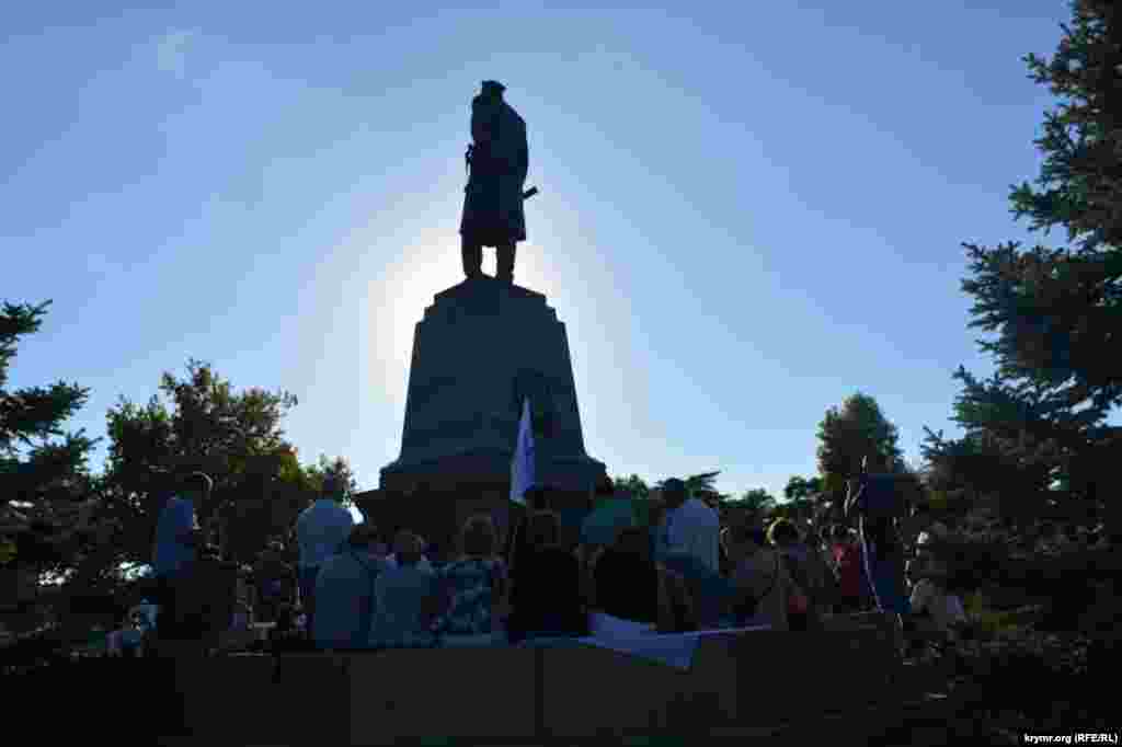 В Севастополе прошел митинг у памятника Нахимову. Спикерам была присуща «легкая» антиправительственная риторика, критике также подверглись депутаты городского парламента, которые, по мнению митингующих, ни разу после избрания не общались со своим электоратом «лицом к лицу», 22 июля 2016 года