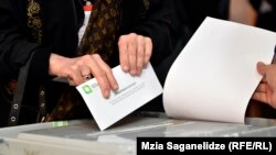Згідно з новою конституцією, яка набирає чинності в листопаді одразу після інавгурації п’ятого президента, наступні президентські вибори вже не будуть всенародними