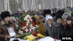 Родственники отравившихся ядовитым газом моряков подводной лодки "Нерпа", 12 ноября 2008