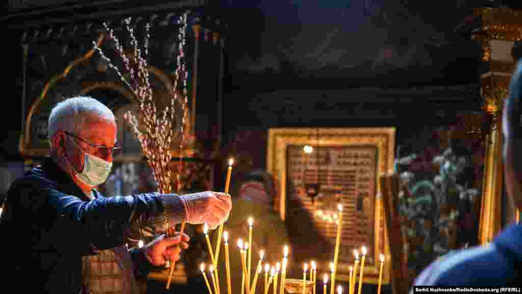 Для України пальми не є типовою рослиною, тому в ознаменування тих гілок використовують вербові. Звідси й народна назва свята – Вербна неділя