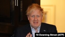 Джонсона забрали до лікарні з високою температурою і кашлем увечері 5 квітня. Наступного дня його перевели до відділення інтенсивної терапії