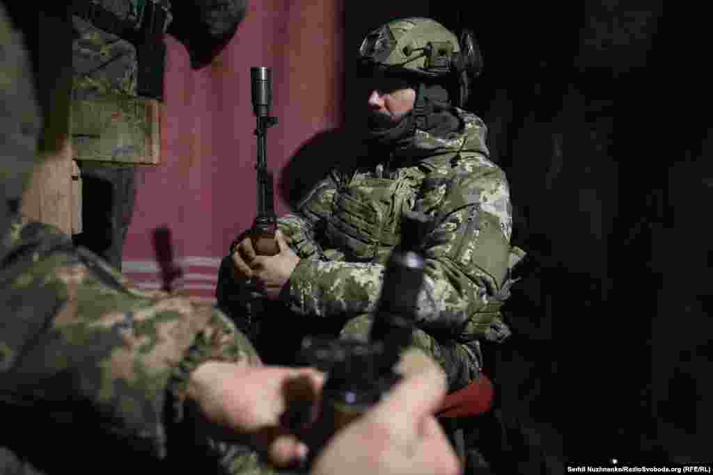 «Торецьке пекло» – інколи говорять військові про цей напрямок. Російські війська цілодобово штурмують українські позиції, якщо не вдається просунутись – рівняють їх із землею артилерією та авіацією. Канонада під Торецьком не замовкає. На фото: Володимир, командир мінометного розрахунку, йому 36 років, він із Кривого Рогу, де працював на металургійному заводі