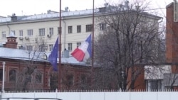 Москвичи соболезнуют парижанам Москвичи соболезнуют парижанам