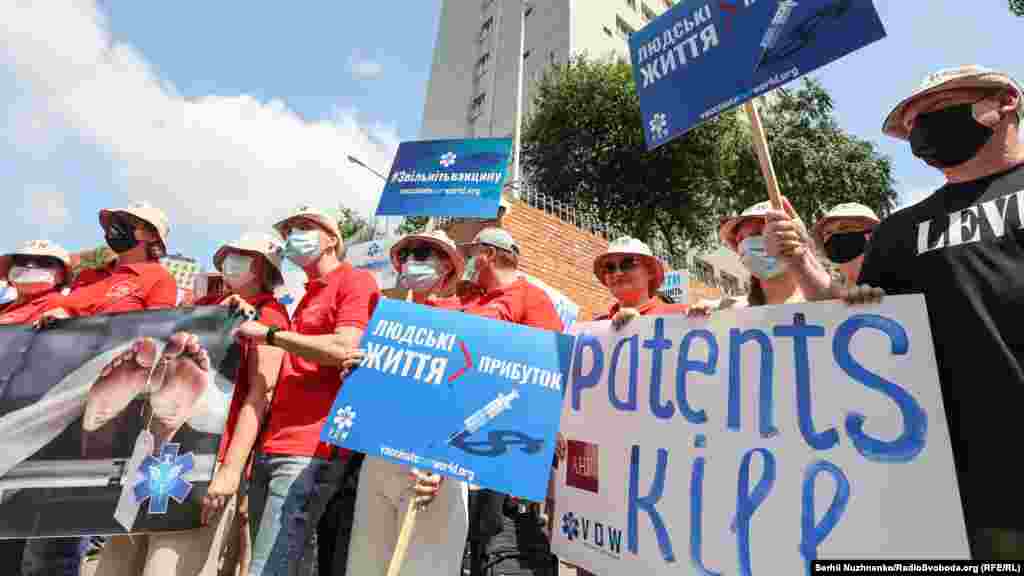 «Учасники кампанії виступають проти дискримінації щодо нормування вакцин заможними державами і піднімають проблему їхнього нерівномірного поширення на європейському та глобальному рівнях, особливо в країнах, що розвиваються», – ідеться у повідомленні на сторінці акції у Facebook