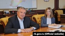 Российский глава Крыма Сергей Аксенов и депутат Госдумы России Наталья Поклонская