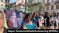 Рідні безвісти зниклих осіб на Донбасі їздять українськими містамоб нагдати про себе