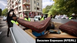 Затворници, изпратени със заповед на правосъдния министър Георги Георгиев, също се включиха тази седмица в кризисното почистване на "Люлин" и "Красно село".