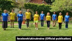 Співробітники Британського посольства в формі збірної України з футболу