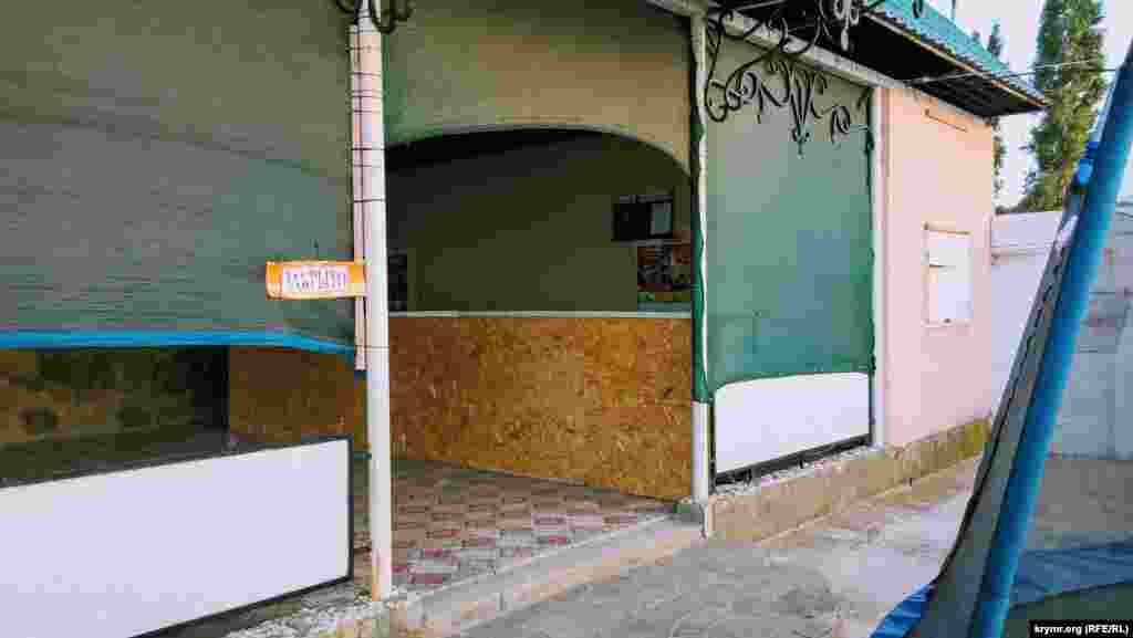 Многие заведения на пляже закрыты. А те, что открыты, – пустуют