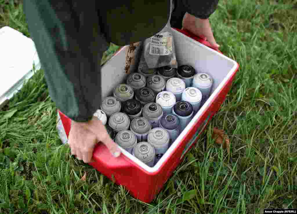 Для этого граффити художник использовал 24 оттенка серого. Ван Хелтен говорит, что существует мнение, что на искусство должно тратиться много денег. «Но подобные проекты – другие. Я ничего не прошу за это, а делаю в свое свободное время», – говорит художник. Гео Лерос из Art United Us говорит, что все расходы на путешествие и материалы оплатили частные спонсоры