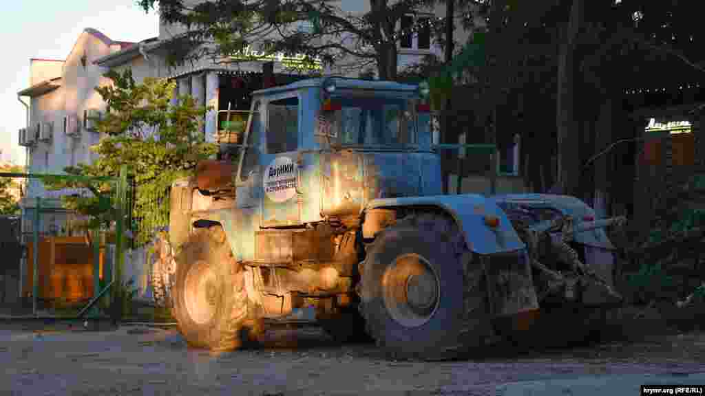 Брошенный трактор некой фирмы «ДорНИИ» на территории Исторического бульвара