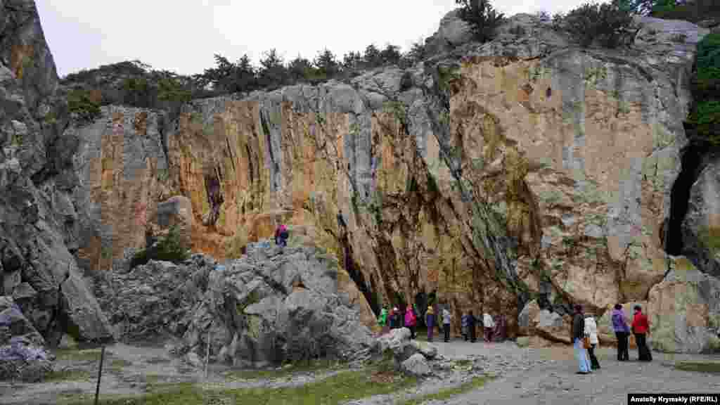 Курортный поселок Никита близ Ялты знаменит не только ботаническим садом, но и Аянскими скалами. Эту отвесную скальную стену в Никитской расселине альпинисты когда-то назвали «Машкин поцелуй» 