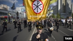 Москва. 1 мая. Участники акции националистов "Русская весна" в Люблино