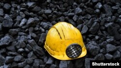 Також внаслідок сильного вітру на Донеччині відключалася повітряна лінія, дві шахти були знеструмлені. Під землею працювали 25 людей, вони вийшли на поверхню